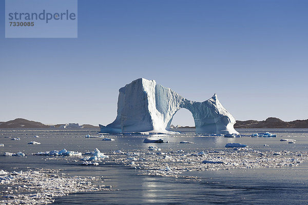 Torbogen-Eisberg vor der Antarktischen Halbinsel  Antarktis