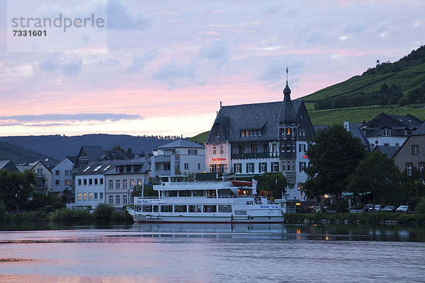 Europa Abend Beleuchtung Licht Fluss Dock Schiff Bank Kreditinstitut Banken Deutschland Rheinland-Pfalz Traben-Trarbach