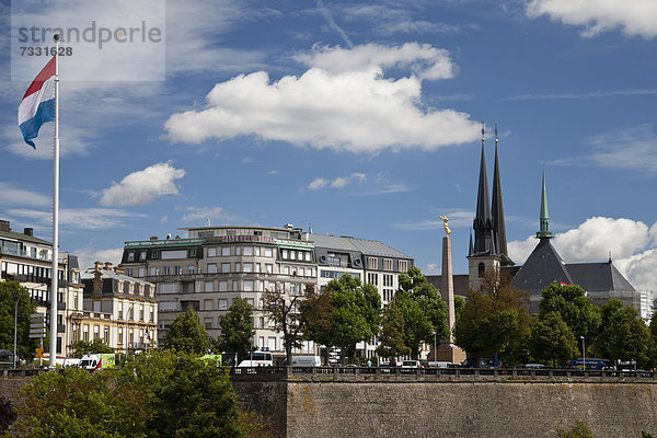 'Konstitutionsplatz und Kathedrale ''Unserer Lieben Frau''  Stadt Luxemburg  Luxemburg  Europa  ÖffentlicherGrund'