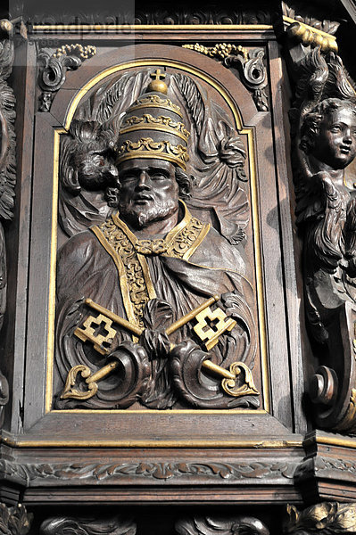 Porträt  Relief  Detail der geschnitzten barocken Kanzel  Pfarrkirche St. Peter  Rheinberg  Nordrhein-Westfalen  Deutschland  Europa