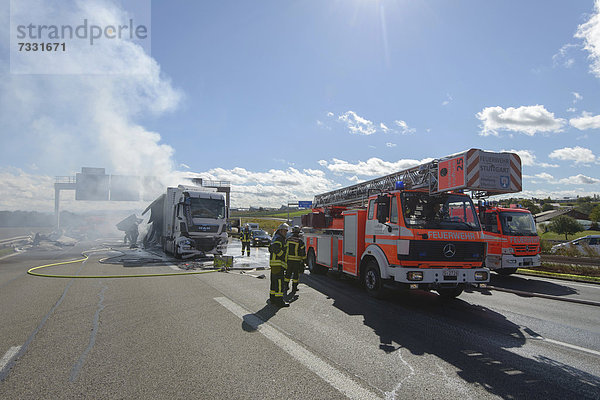 Feuerwehrleute löschen einen LKW-Brand auf der A 8 auf Höhe vom Echterdinger Ei  Stuttgart  Baden-Württemberg  Deutschland  Europa