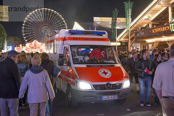 Ein Krankenwagen steht in der Menge  Party auf dem Cannstatter Wasen  Volksfest  Bad Cannstatt  Stuttgart  Baden-Württemberg  Deutschland  Europa