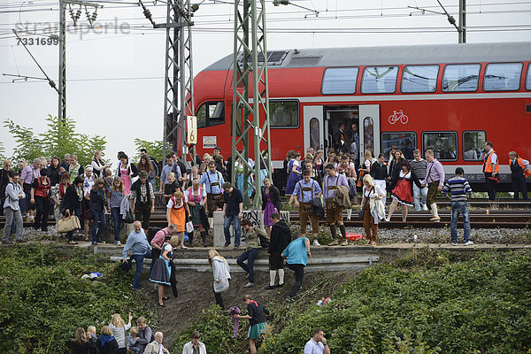 Aufgrund einer Zug-Entgleisung am Stuttgarter Hauptbahnhof wird der dahinter folgende IRE 4905 Karlsruhe-Stuttgart auf Höhe Nordbahnhof  UFA evakuiert  Stuttgart  Baden-Württemberg  Deutschland  Europa