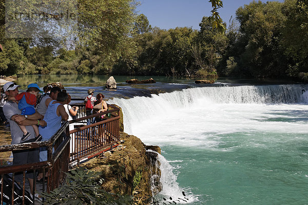 Touristen beim Wasserfall am Fluss Manavgat in der gleichnamigen Stadt Manavgat  Antalya  Türkische Riviera  Türkei  Asien