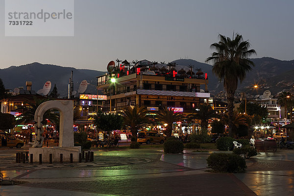Vergnügungsmeile  zahlreiche Restaurants und Bars am Hafen von Alanya  Antalya  Türkische Riviera  Türkei  Asien
