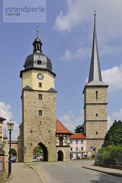 Historisches Stadttor  Riedtor im Riedturm und Jacobsturm  Glockenturm der Pilgerkirche St. Jacobus  Arnstadt  Thüringen  Deutschland  Europa