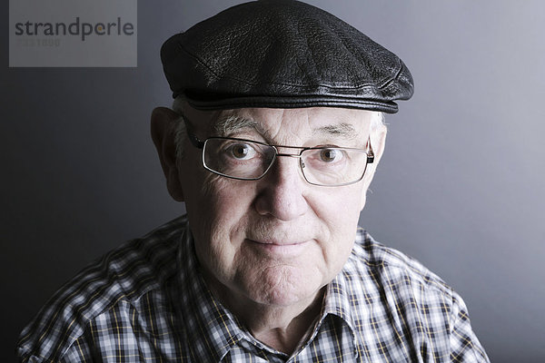 Senior mit Kappe und Brille  Porträt