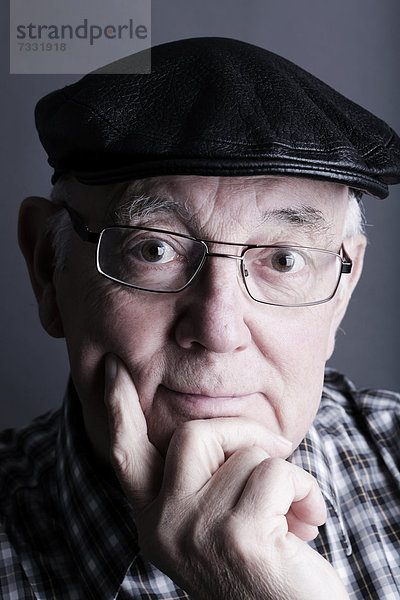 Senior mit Kappe und Brille  Porträt
