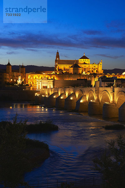 Rio Guadalquivir mit römischer Brücke und Moschee-Kathedrale in der Abenddämmerung  Cordoba  Andalusien  Spanien  Europa
