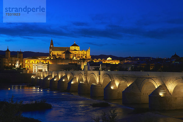 Rio Guadalquivir mit römischer Brücke und Moschee-Kathedrale in der Abenddämmerung  Cordoba  Andalusien  Spanien  Europa