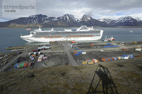 Hafen Europa Schatten Geschichte vertäut Norwegen Fokus auf den Vordergrund Fokus auf dem Vordergrund Spitzbergen Seilbahn Kohle Kreuzfahrtschiff Longyearbyen Svalbard