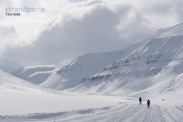 Zwei Skiläufer des Spitzbergen Skimarathon  des nördlichsten Skimarathons der Welt  Todalen  Adventdalen  Longyearbyen  Spitzbergen  Svalbard  Norwegen  Europa