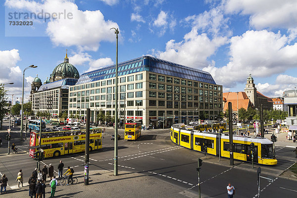 Straßenkreuzung Karl-Liebknecht-Straße - Spandauer Straße in Berlin Mitte  hinten der Dom  Berlin  Deutschland  Europa