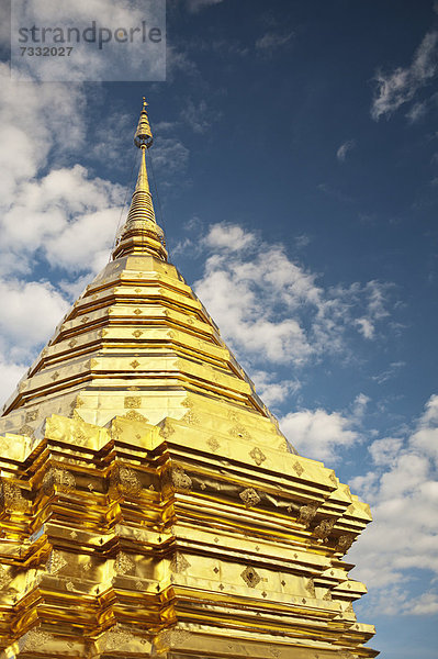 Großer goldener Chedi am buddhistischen Wat Doi Suthep Tempel in Chiang Mai  Thailand  Asien