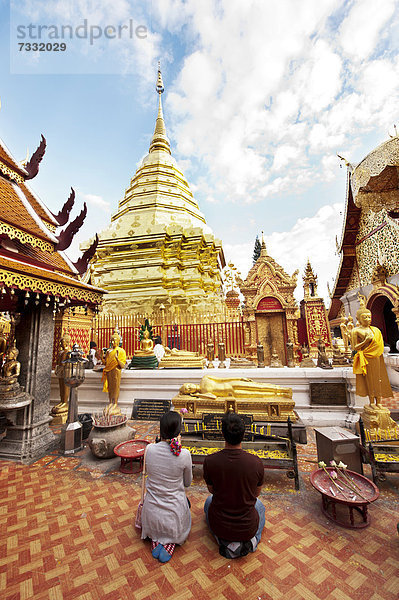 Gläubige beten am buddhistischen Wat Doi Suthep Tempel in Chiang Mai  Thailand  Asien