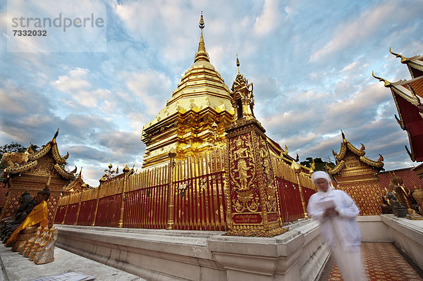 Ein gläubiger Mensch betet am buddhistischen Wat Doi Suthep Tempel in Chiang Mai  Thailand  Asien