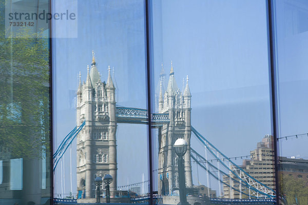 Spiegelung der Tower Bridge in einem Fenster der Zentrale von Ernst & Young  More London Place  More London Riverside  Southwark  London  England  Großbritannien  Europa