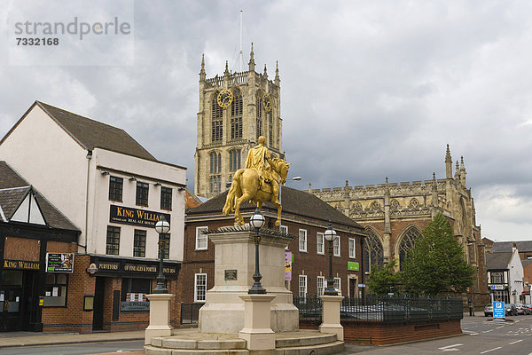 Marktplatz mit der Holy Trinity Church and der Statue for King William III  King Billy  Kingston upon Hull oder Hull  Verwaltungsbezirk East Riding of Yorkshire  England  Großbritannien  Europa
