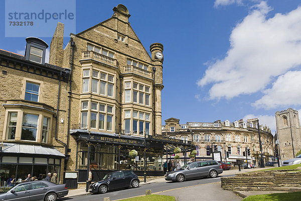 Betty's CafÈ and Tea Rooms  vom Montpellier Square  Harrogate  North Yorkshire  England  Großbritannien  Europa