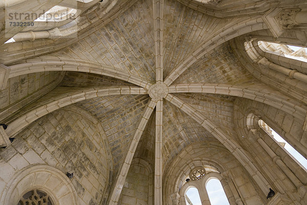 Innenansicht  Gewölbe des gotischen Brunnenhauses  Abtei Mosteiro de Santa Maria de AlcobaÁa  Abtei von AlcobaÁa  AlcobaÁa  Oeste  Distrikt Leiria  Portugal  Europa