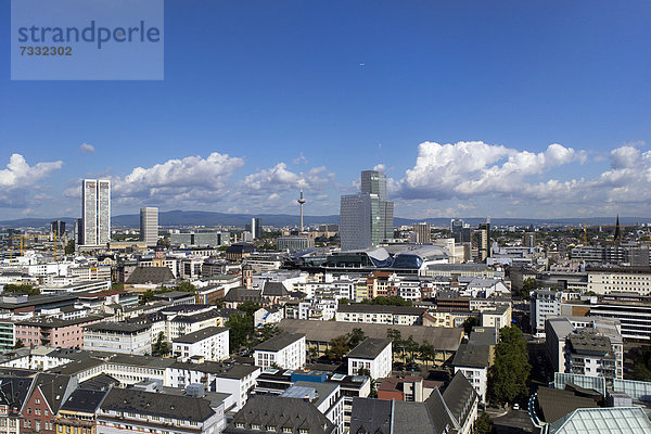 Skyline von Frankfurt mit Wohnhäusern  Frankfurt am Main  Hessen  Deutschland  Europa