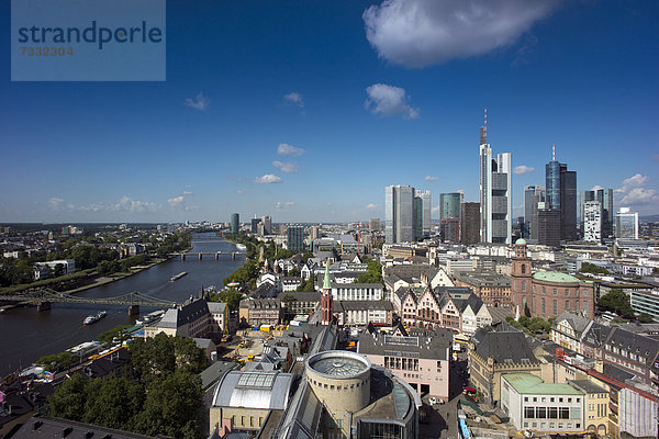 Frankfurter Skyline mit Hochhäusern und Banken  links der Main  Frankfurt am Main  Hessen  Deutschland  Europa