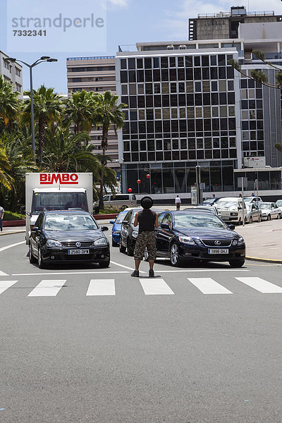 Artist spielt mit Bällen an einer Kreuzung um Geld von Autofahrern zu bekommen  Las Palmas  Gran Canaria  Kanarische Inseln  Spanien  Europa  ÖffentlicherGrund