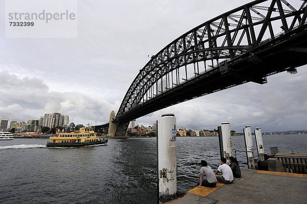 Menschen beobachten eine Fähre  Dawes Point  Sydney Harbour Bridge Brücke  Sydney  New South Wales  NSW  Australien