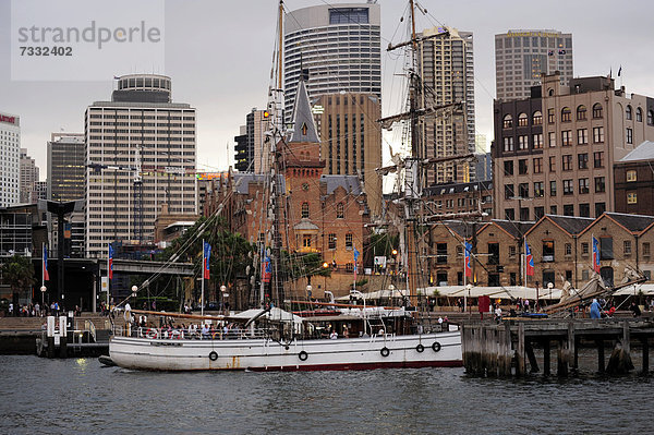 Historisches Segelschiff fährt die Campbells Cove hinein  The Rocks  Sydney Harbour  Sydney  New South Wales  NSW  Australien