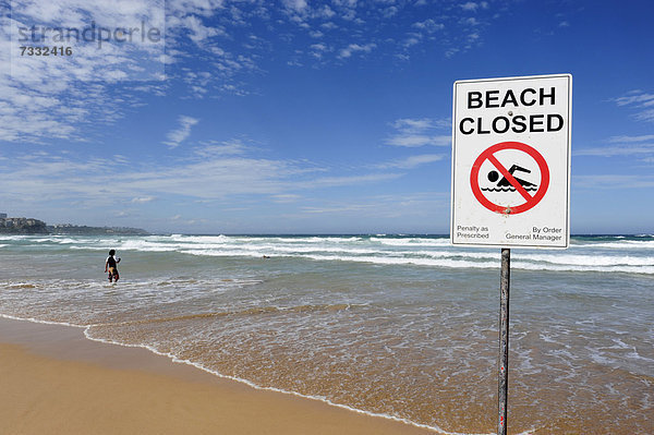 Schild  Schwimmverbot  Strand geschlossen  Manly Beach  North Sydney  New South Wales  NSW  Pazifischer Ozean  Australien