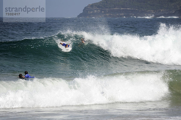 Wellenreiten  surfen auf den Wellen bei Manly Beach  North Sydney  New South Wales  NSW  Pazifischer Ozean  Australien