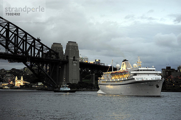 Abendstimmung  Kreuzfahrtschiff vor der Sydney Harbour Bridge Brücke  Stadtteil Kirribilli  North Sydney  New South Wales  NSW  Australien