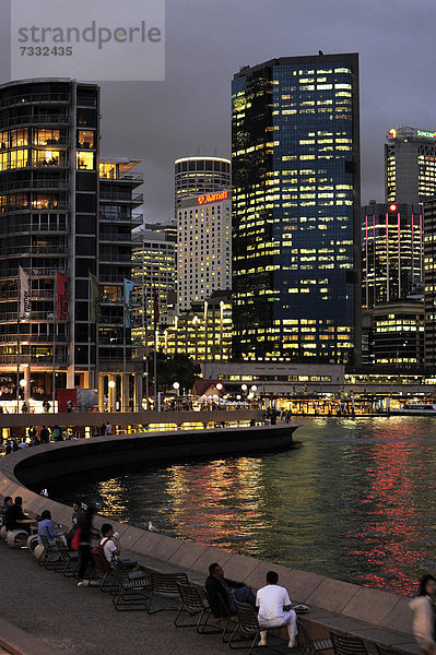 Abendstimmung  Skyline vom Central Business District  CBD  Leute am Circular Quay East  Sydney Cove  Sydney Harbour  Sydney  New South Wales  NSW  Australien