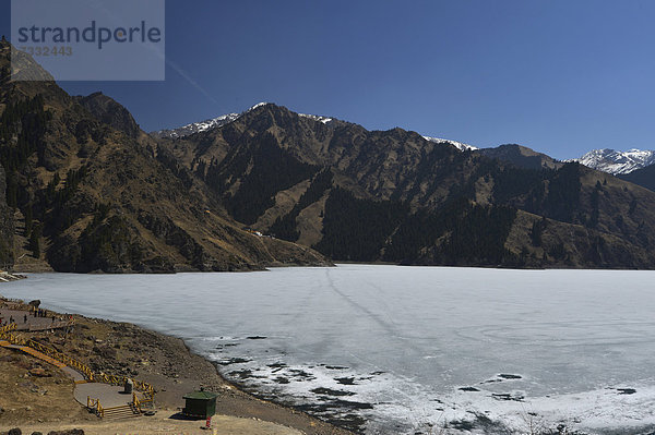 Zugefrorener Bergsee Tian Chi mit 5445m hohem Peak of God  Bogeda Feng  Himmelssee  Tian Chi  Tian Shan  Tien Shan  Urumqi  Xinjiang  China  Asien