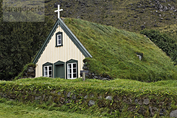 Historische Hofskirkja  mit Soden bedeckte Kirche  1884 erbaut  Südisland  Island  Europa