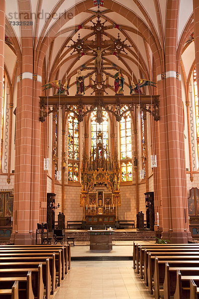 Innenraum der neugotischen katholischen Pfarrkirche St. Peter in Düsseldorf-Unterbilk  Nordrhein-Westfalen  Deutschland  Europa