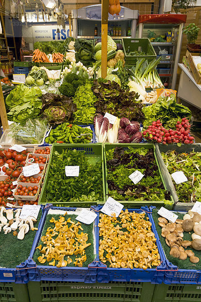 Frisches Gemüse zum Verkauf in der Stuttgarter Markthalle  Stuttgart  Baden-Württemberg  Deutschland  Europa