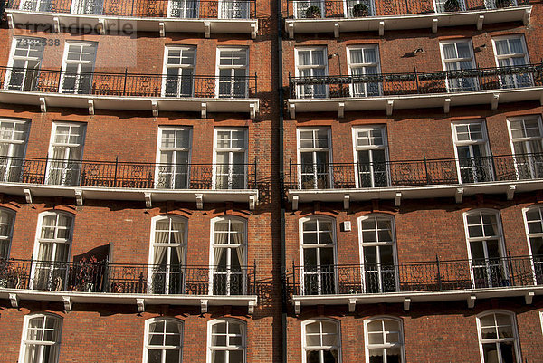 Biegung Biegungen Kurve Kurven gewölbt Bogen gebogen Europa Herrenhaus Großbritannien London Hauptstadt Ziegelstein Fassade Hausfassade rot England Knightsbridge viktorianisch