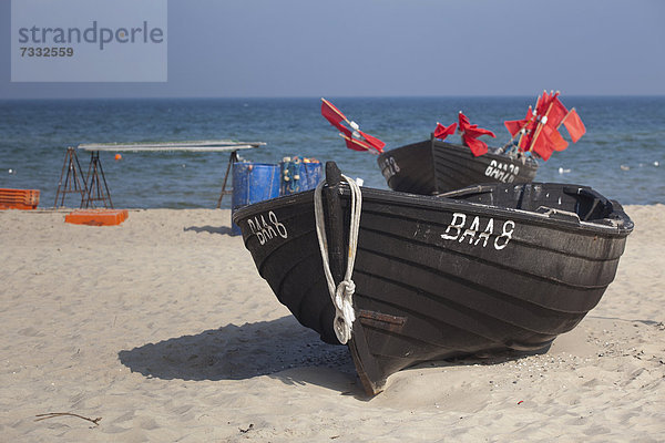 Altes Fischerboot am Strand von Baabe  Insel Rügen  Ostseeküste  Mecklenburg-Vorpommern  Deutschland  Europa