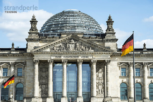 Detail des Reichstagsgebäudes mit Glaskuppel  Berlin  Deutschland  Europa  ÖffentlicherGrund