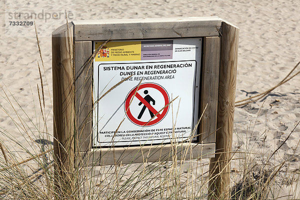 Schild Zutritt verboten  zum Schutz der Dünen  Naturschutz  Cala d' Algaiarens  Nordmenorca  Insel Menorca  Balearen  Spanien  Südeuropa