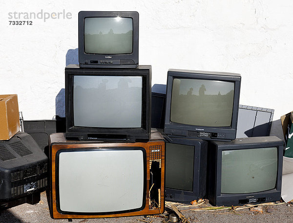 Alte Fernsehgeräte als Sperrmüll  Elektroschrott