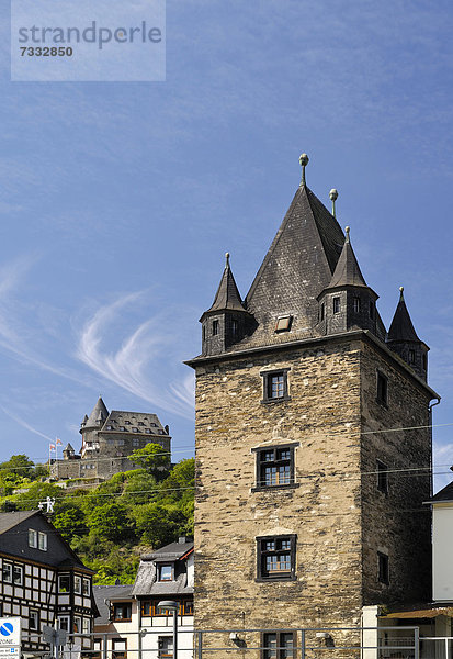 Marktturm  Langstraße  hinten die Jugendherberge Burg Stahleck auf dem Rheinhang in Bacharach  UNESCO Weltkulturerbe  Rheinland-Pfalz  Deutschland  Europa