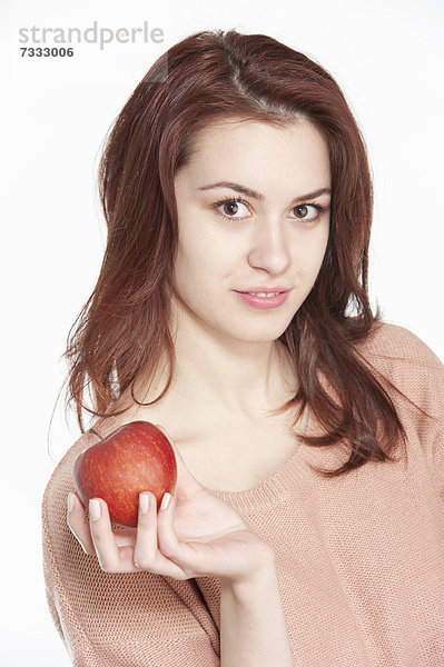 Junge Frau mit einem Apfel