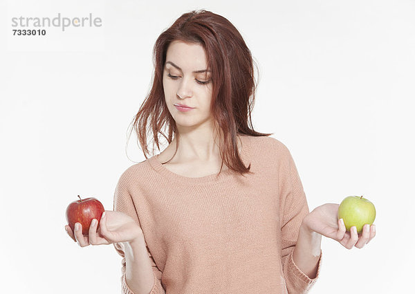 Junge Frau mit zwei Äpfeln