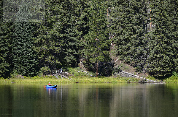 Angler in Kanu  Posey Lake  Dixie National Forest  Utah  Südwesten  Vereinigte Staaten von Amerika  USA