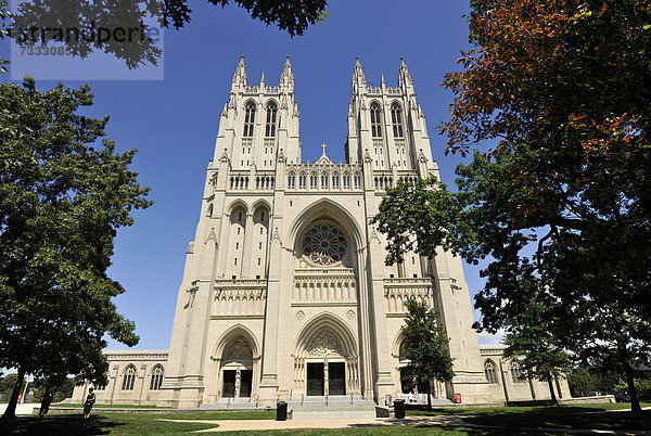 Westfassade  Westportal mit Relief Ex Nihilo  Kathedrale Washington National Cathedral  auch Cathedral Church of Saint Peter and Saint Paul in the City and Diocese of Washington  Washington  DC District of Columbia  Vereinigte Staaten von Amerika  USA