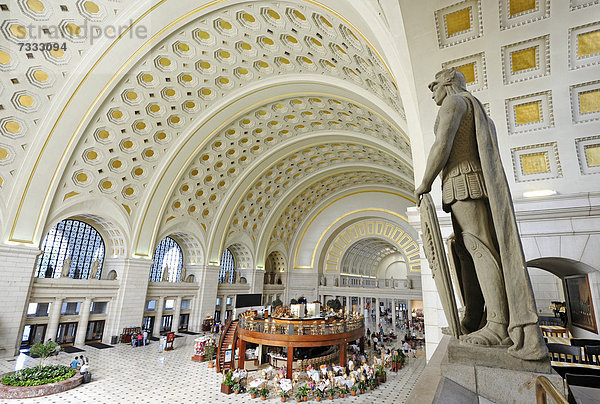 Innenaufnahme Great Main Hall  überlebensgroße Statuen  Wartesaal  Bahnhof  Union Station  Washington DC  D.C.  District of Columbia  Vereinigte Staaten von Amerika  USA