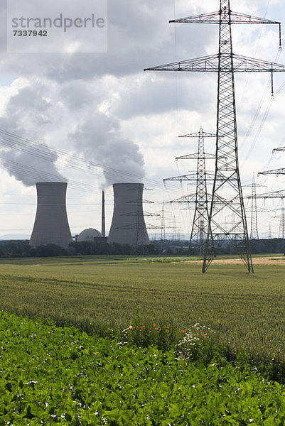 Ein Landwirtschaftsfeld vor einem Kernkraftwerk  Grafenrheinfeld  Deutschland