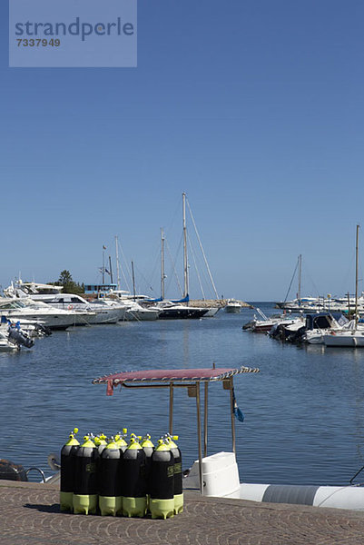 Eine Gruppe von Sauerstoffflaschen an einem Steg in einem Yachthafen  Agrustos  Italien